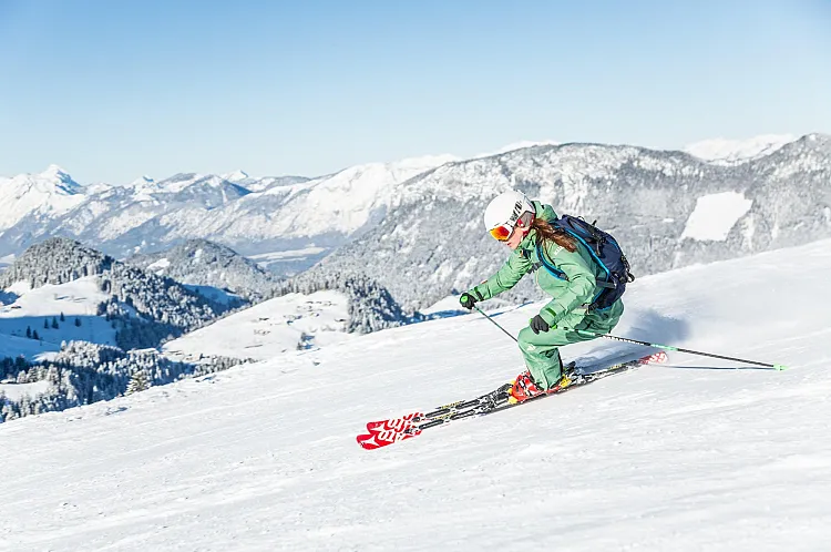 skifahrerininderregionkitzbueheleralpenbrixentalmirjageh.jpg