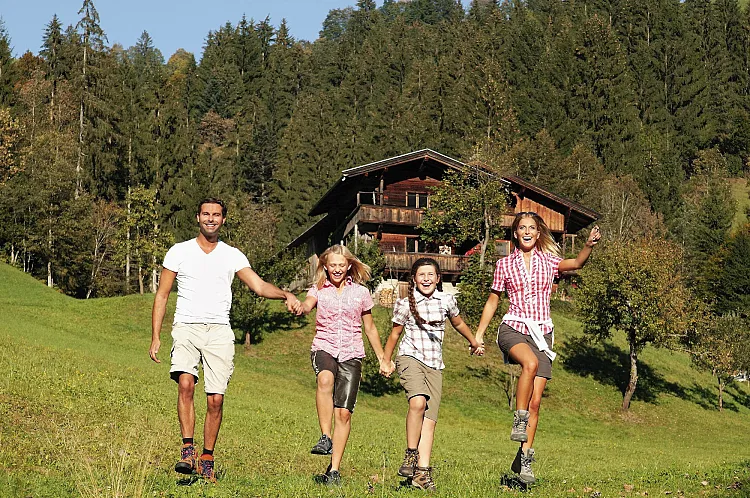familie_beim_wandern_in_mhltal_herbst_2011_wildschnau_m._auer.jpg